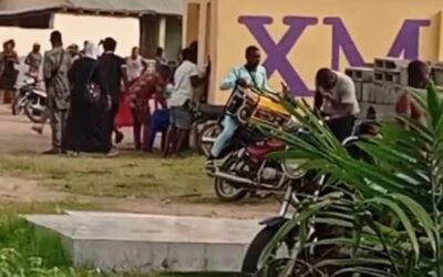 Investors loot XM Ponzi scheme office in Badagry after platform collapse in Lagos Nigeria