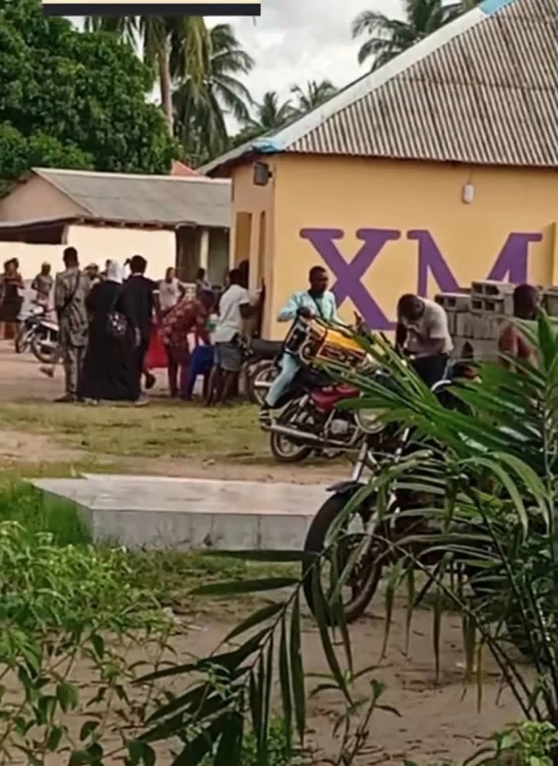 Investors loot XM Ponzi scheme office in Badagry after platform collapse in Lagos Nigeria