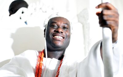 King Sunny Ade bows to greet the Ooni of Ife during an event in Osun State