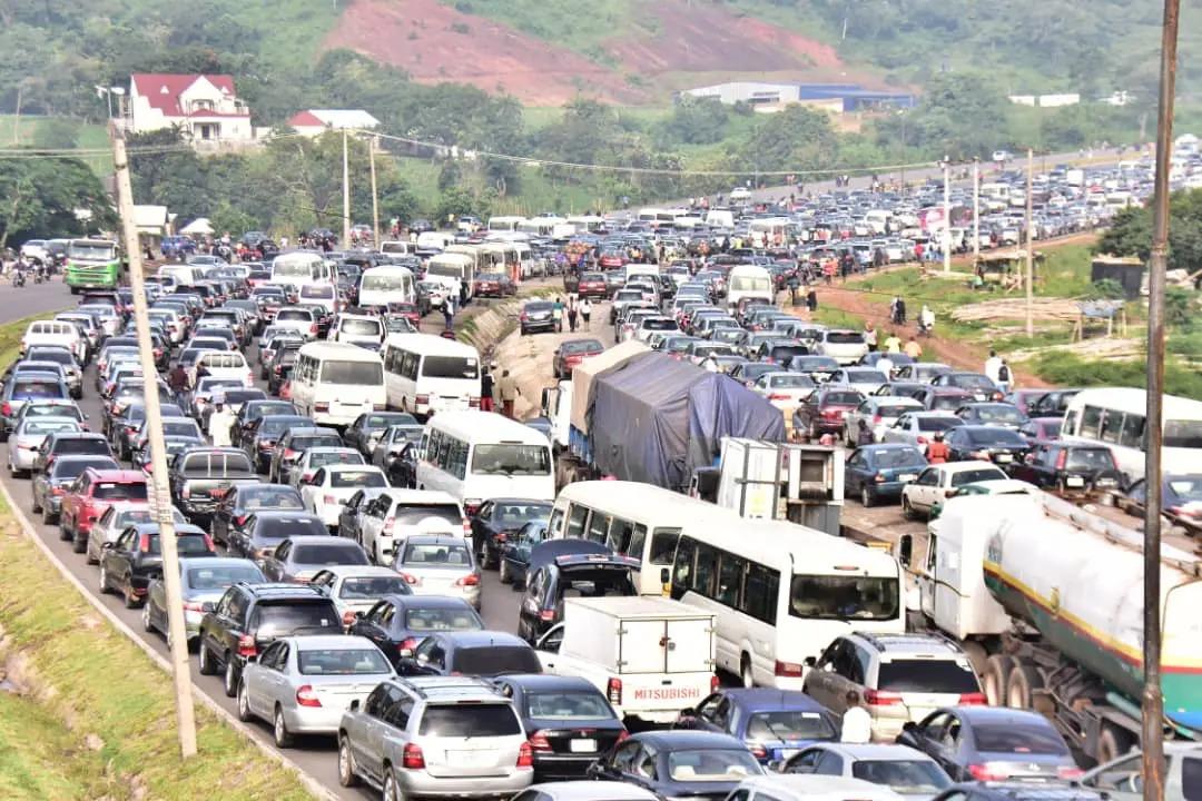 Heavy traffic gridlock in Mararaba along Abuja-Keffi Expressway during road construction