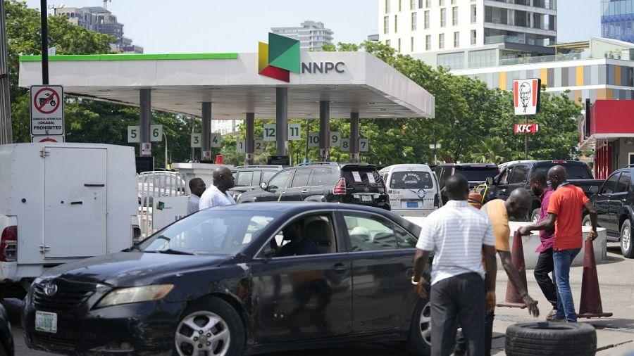 Fuel station queue in Nigeria amid petrol price increase