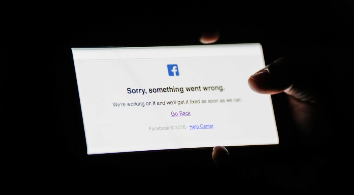 Facebook and Instagram apps on a smartphone during a worldwide service disruption.
