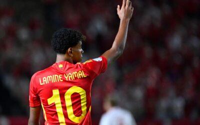 Lamine Yamal playing football for Barcelona and Spain.