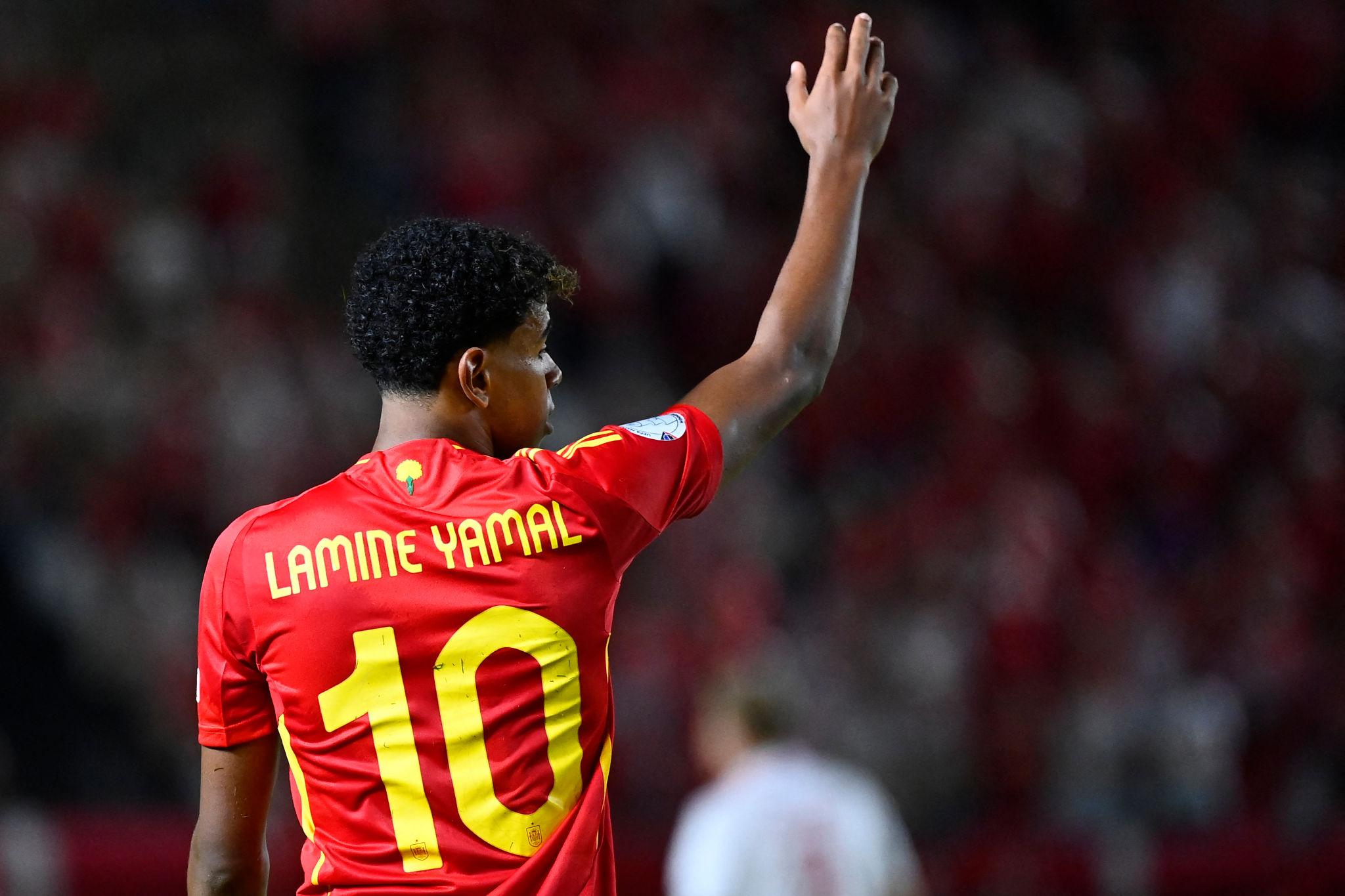 Lamine Yamal playing football for Barcelona and Spain.