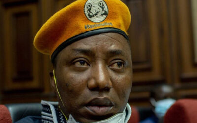 Omoyele Sowore refusing DSS Black Maria vehicle after Federal High Court ruling in Abuja
