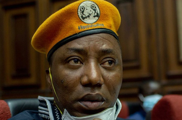Omoyele Sowore refusing DSS Black Maria vehicle after Federal High Court ruling in Abuja