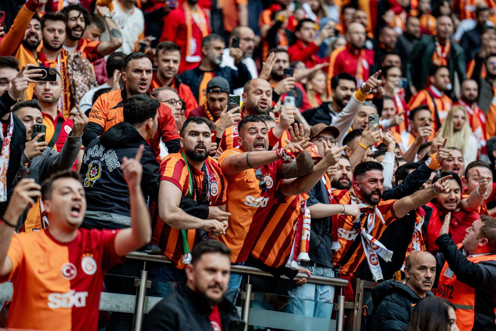 Victor Osimhen celebrating a goal for Galatasaray amid reports of Atletico Madrid's transfer interest.